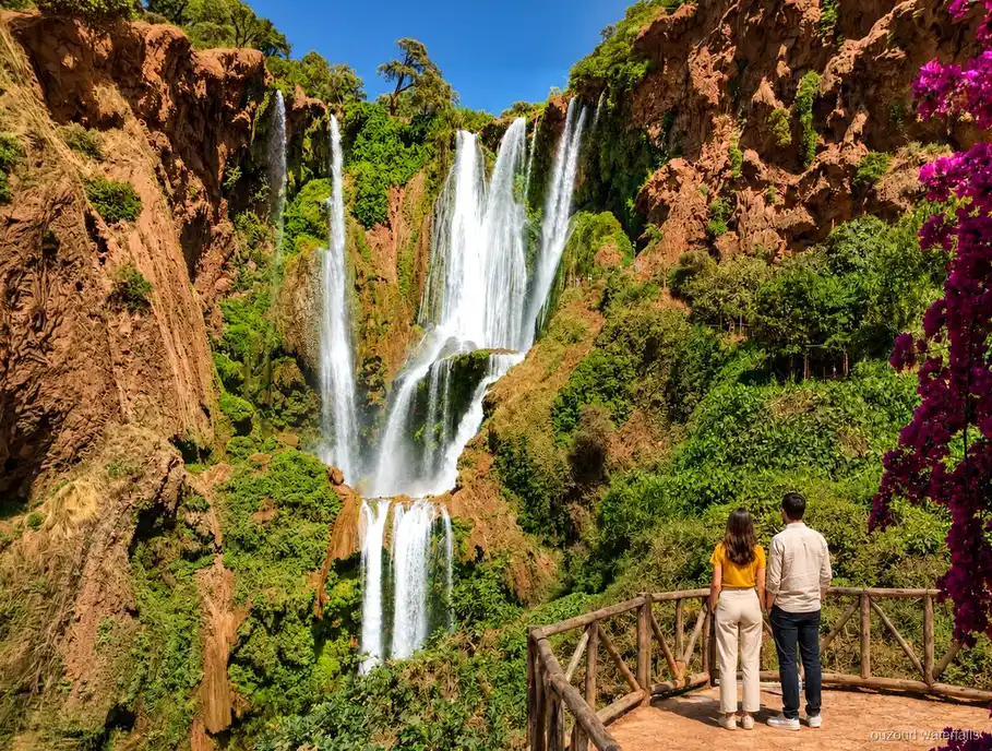 Viaggiatore sul sentiero durante l'escursione economica alle Cascate di Ouzoud