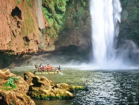 Giro in barca tradizionale alla base delle Cascate di Ouzoud vicino a Marrakech