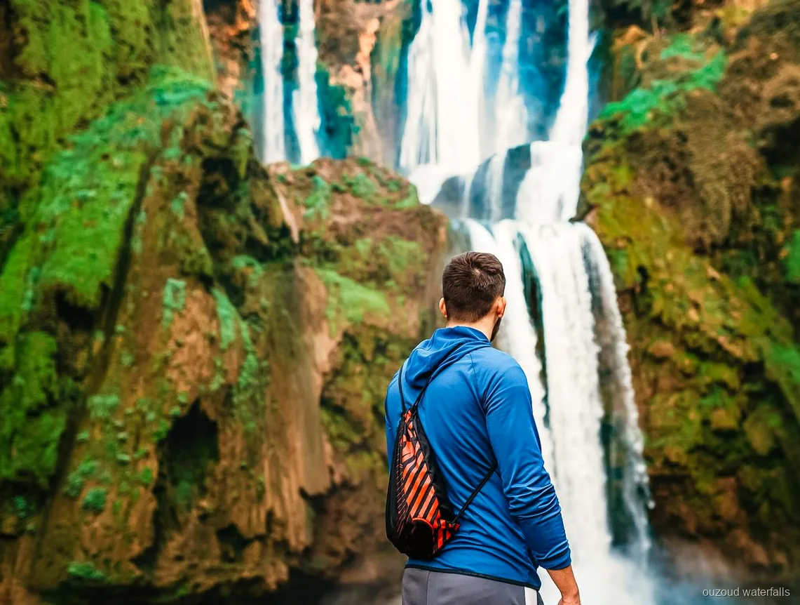 Sentiero tra uliveti verso il punto panoramico delle Cascate di Ouzoud in Marocco