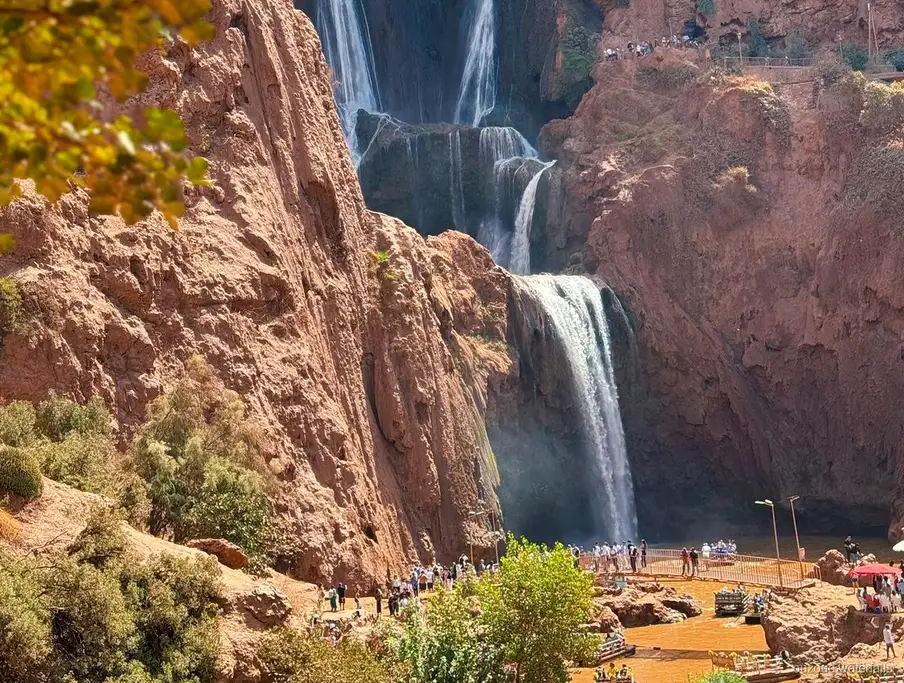 Coppia rilassata vicino alle Cascate di Ouzoud durante il tour privato di lusso