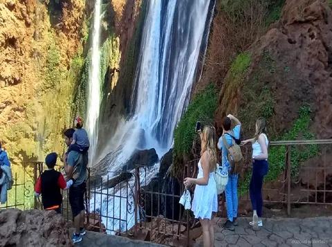 Veículo da excursão em pequeno grupo às Cascatas de Ouzoud a partir de Marraquexe