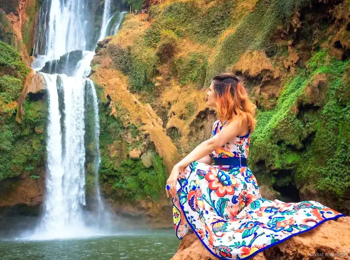 Grupo da excursão privada num miradouro sobre as Cascatas de Ouzoud