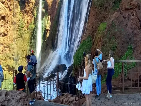 Vehicle de l'excursió en grup reduït a les Cascades d'Ouzoud sortint de Marràqueix