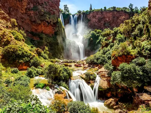 Grup de l'excursió guiada a les Cascades d'Ouzoud observant les cascades des d'un mirador del camí