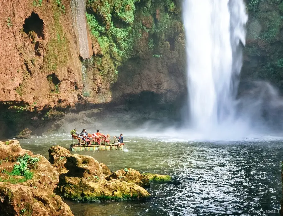 Passeig en barca tradicional a la base de les Cascades d'Ouzoud prop de Marràqueix