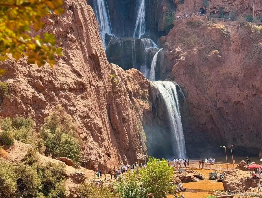 Parella relaxant-se prop de les Cascades d'Ouzoud a l'excursió privada de luxe