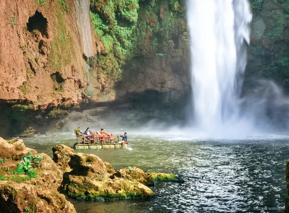 Balade en barque traditionnelle au pied des Cascades d'Ouzoud près de Marrakech