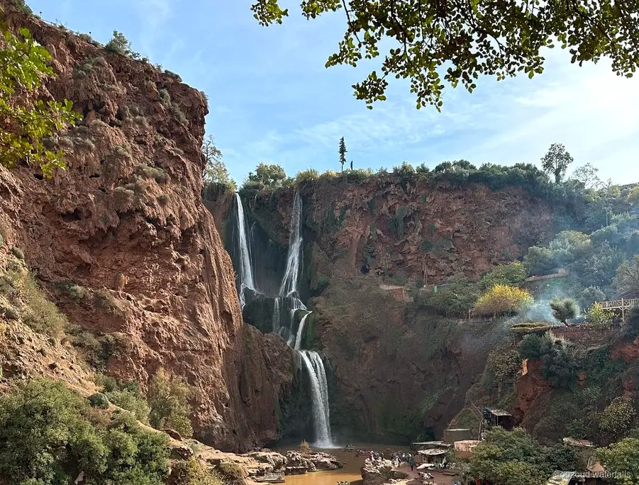 Parada guiada en un mirador durante la excursión en grupo reducido a las Cascadas de Ouzoud