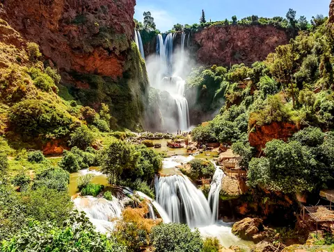 Grupo de la excursión guiada a las Cascadas de Ouzoud viendo las cascadas desde un mirador