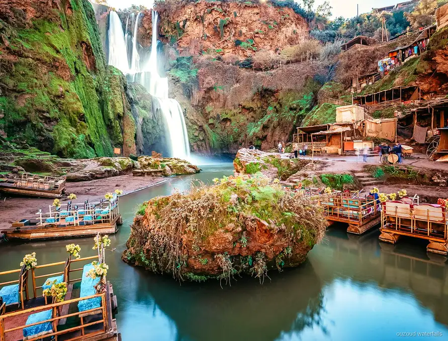 Terraza de comida bereber con vistas a las cascadas de las Cascadas de Ouzoud